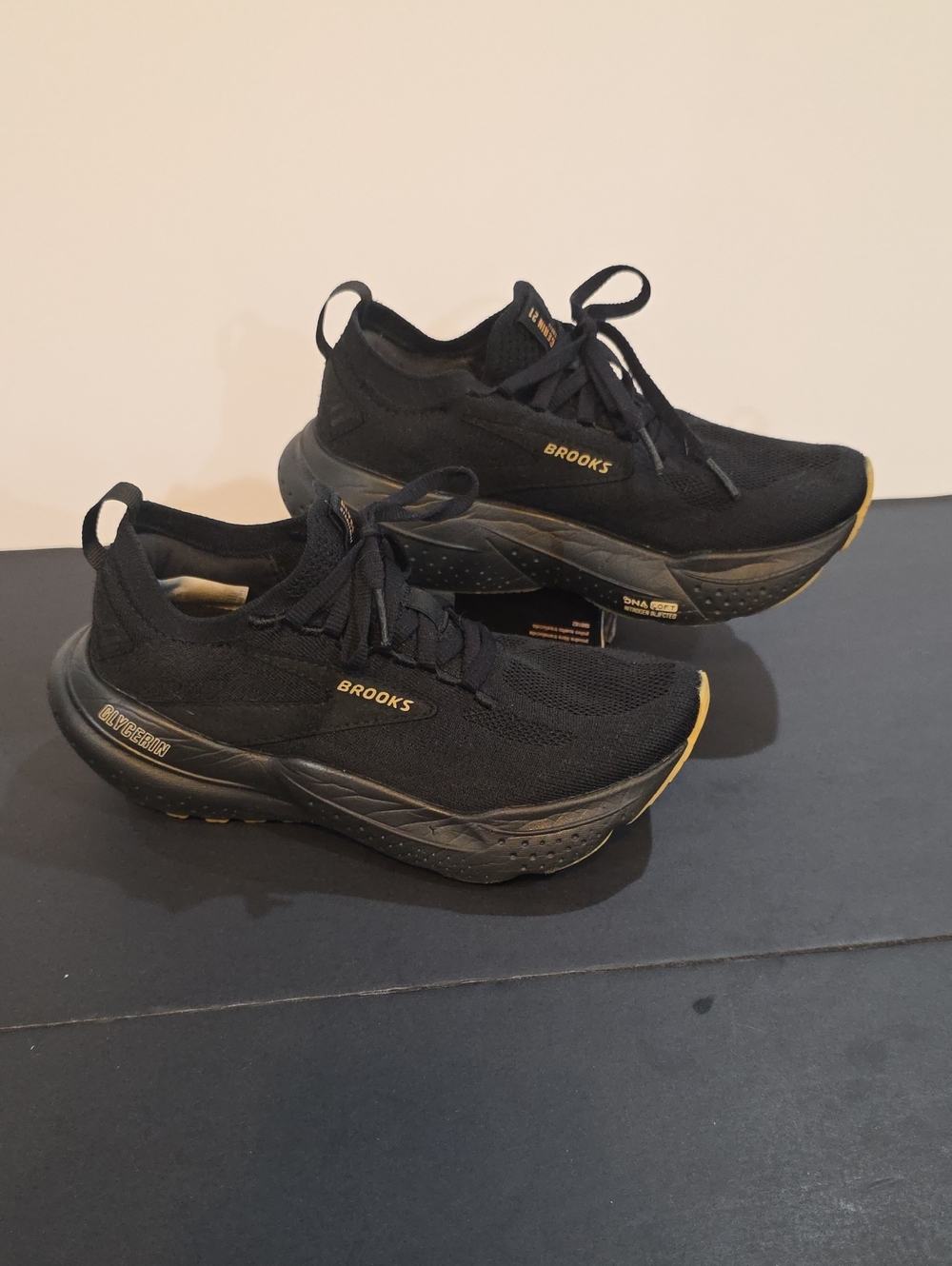 Brooks Glycerin 21 StealthFit Women’s Black Shoes with Gold Accents Size 5